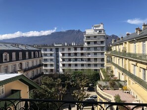 Property grounds - Studio 25m², avec parking et balcon, centre-ville (Aix-les-Bains)