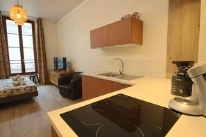 Fridge, microwave, oven, dishwasher - Studio 28m², en hyper centre-ville (Aix-les-Bains)