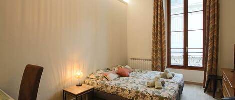 Iron/ironing board, bed sheets