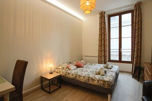 Iron/ironing board, bed sheets - Studio 28m², en hyper centre-ville (Aix-les-Bains)