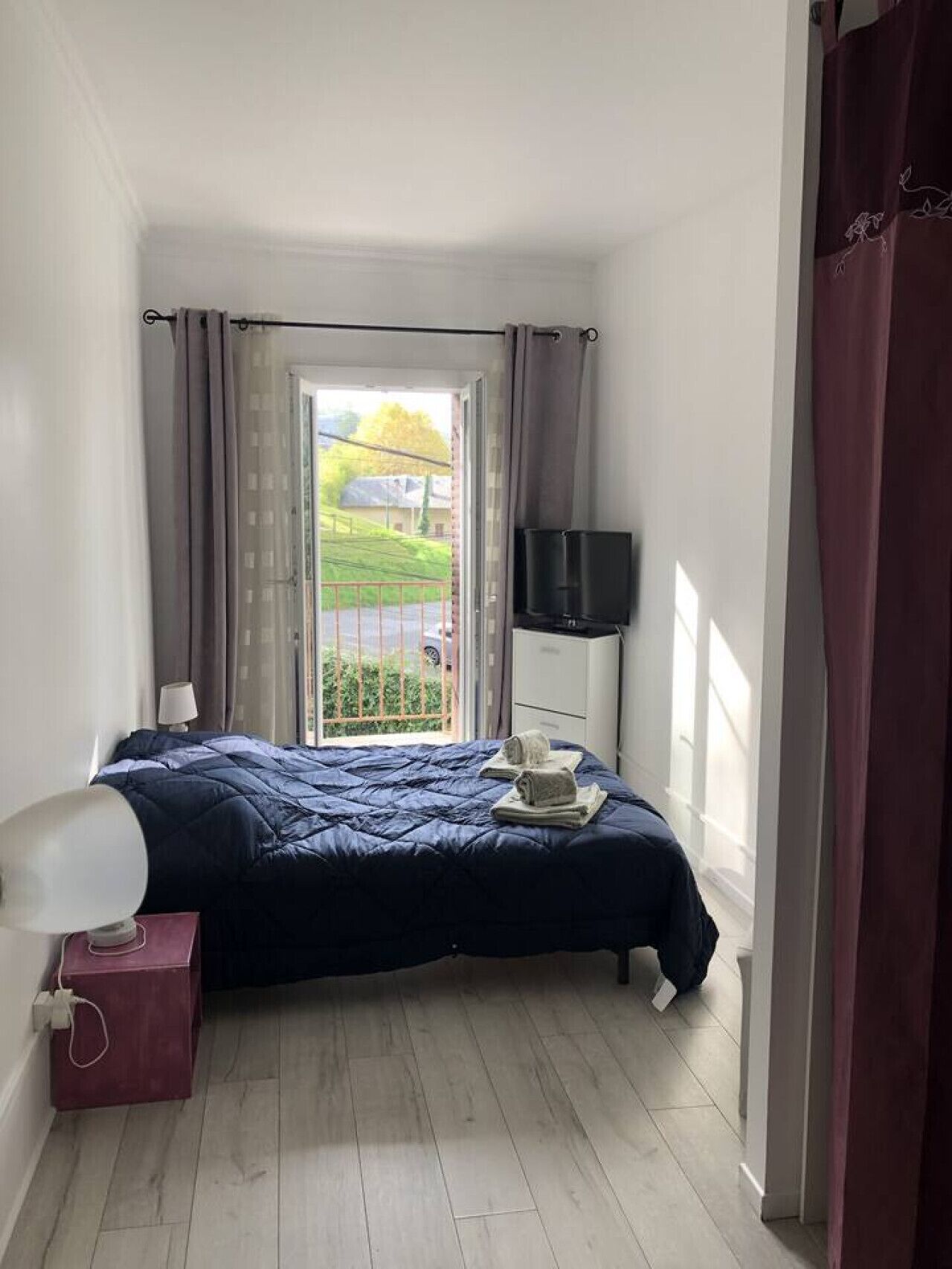 Desk, iron/ironing board, WiFi, bed sheets