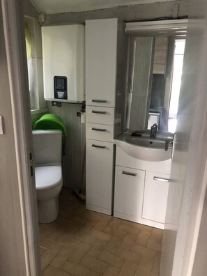 Hårføner, håndklær og toalettpapir
