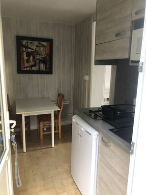 Fridge, microwave, stovetop, coffee/tea maker - Studio 23m², en centre-ville, proche des thermes (Aix-les-Bains)
