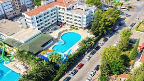 An aerial view of a hotel with a swimming pool, multiple floors, and a parking lot. - Özkaymak Otem Hotel -Ultra All Inclusıve (Kemer)