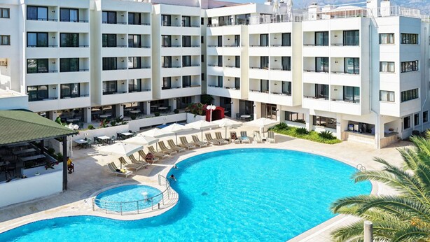 A modern hotel with a central swimming pool, multiple balconies, and outdoor seating areas. - Özkaymak Otem Hotel -Ultra All Inclusıve (Kemer)