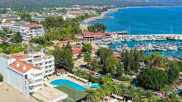 Seasonal outdoor pool, pool umbrellas, sun loungers