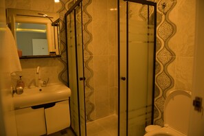 Twin Room, Sea View | Bathroom | Shower, towels, soap, shampoo - paşa tatil köyü (Trabzon)