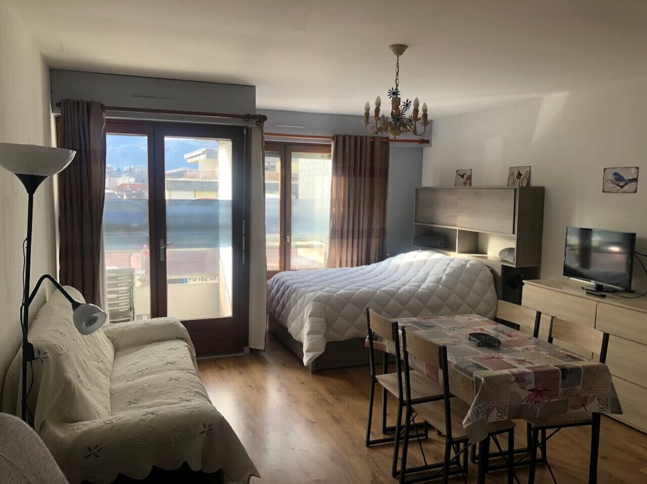 Tabla de planchar con plancha, wifi gratis, ropa de cama