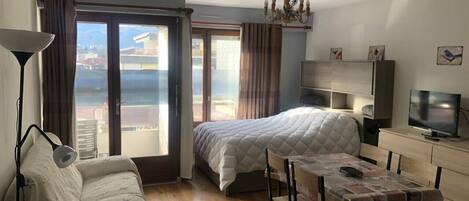 Tabla de planchar con plancha, wifi gratis, ropa de cama