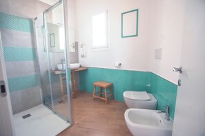 Ducha, artículos de tocador ecológicos, secador de pelo, bidet