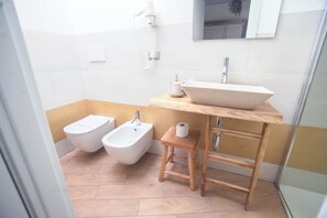 Douche, articles de toilette écologiques, sèche-cheveux, bidet