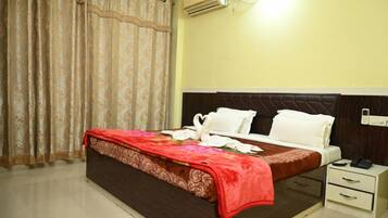 Deluxe Double Room, City View | Desk, free WiFi
