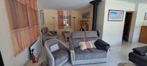 Smart TV, reproductor de DVD, libros y estéreo