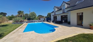 Alberca al aire libre y alberca climatizada