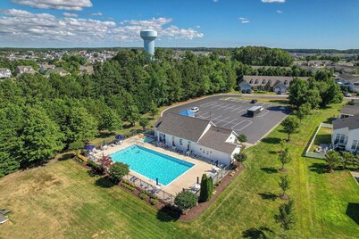 Minutes from Fenwick Island & North Ocean City Beaches, Pelicans Perch a 3 bed, 2.5 bath Beautiful Home with Community Pool & Free WIFI