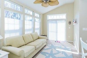 Smart TV, DVD player - Minutes from Fenwick Island & North Ocean City Beaches, Pelicans Perch a 3 bed, 2.5 bath Beautiful Home with Community Pool & Free WIFI (Selbyville)