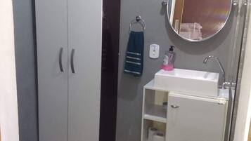 Serviettes fournies, papier toilette