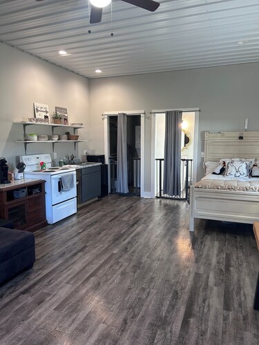 Peaceful studio with AC in charming Portland