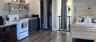 Peaceful studio with AC in charming Portland