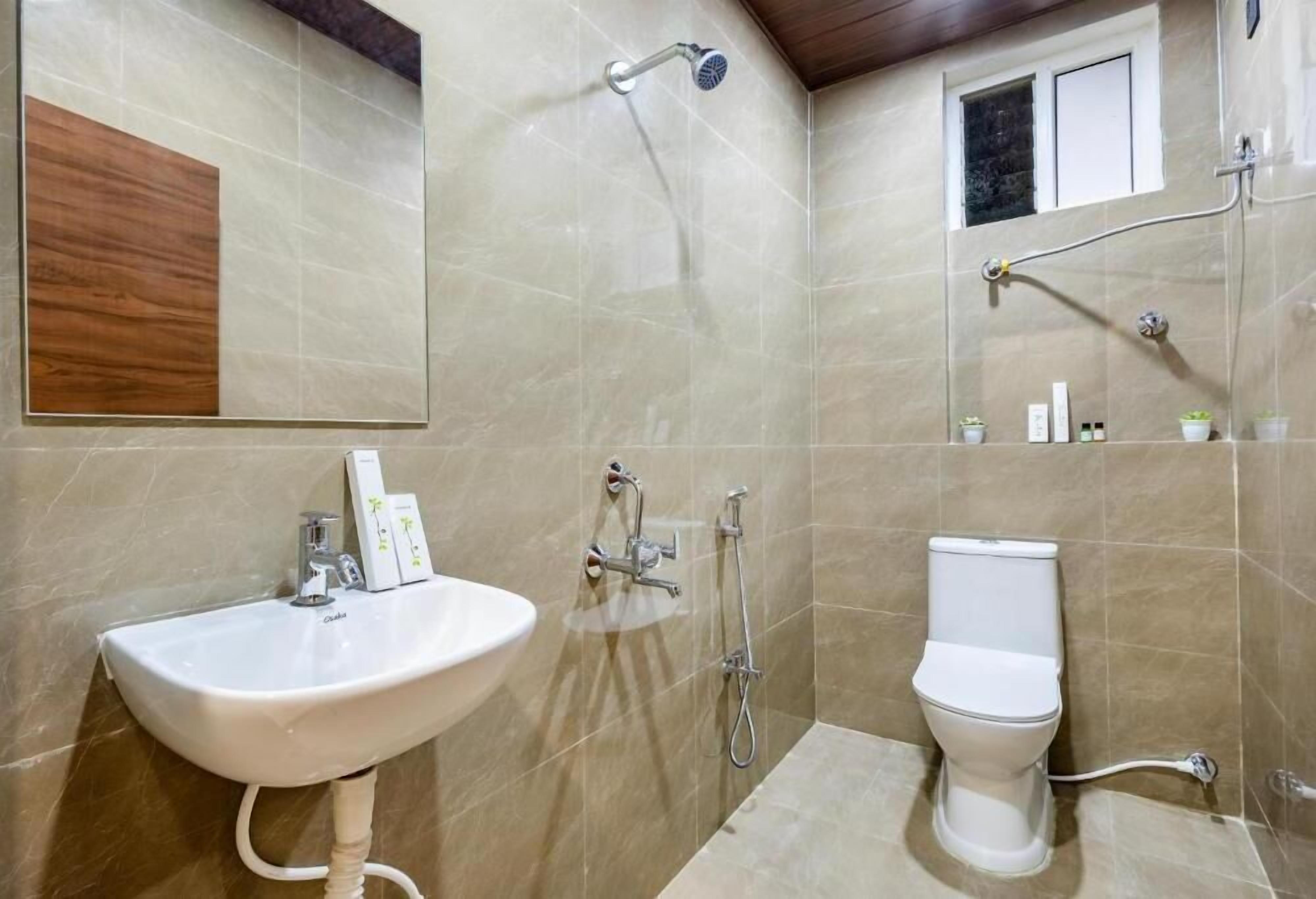 Dusche, kostenlose Toilettenartikel, Handtücher, Toilettenpapier