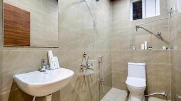 Dusche, kostenlose Toilettenartikel, Handtücher, Toilettenpapier