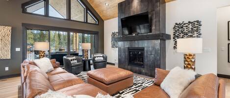 Una Smart TV, una chimenea