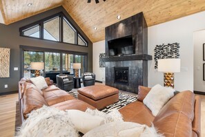 Una Smart TV, una chimenea