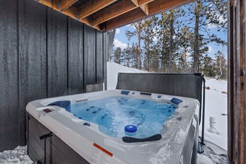 Luxury 5-Suite Mountain Retreat w/ Trail Access & Hot Tub Fireplaces!