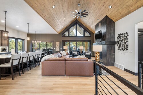 Luxury 5-Suite Mountain Retreat w/ Trail Access & Hot Tub Fireplaces!