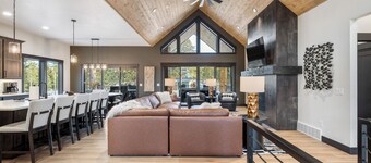 Luxury 5-Suite Mountain Retreat w/ Trail Access & Hot Tub Fireplaces!