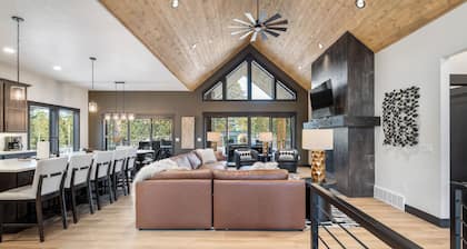 Luxury 5-Suite Mountain Retreat w/ Trail Access & Hot Tub Fireplaces!