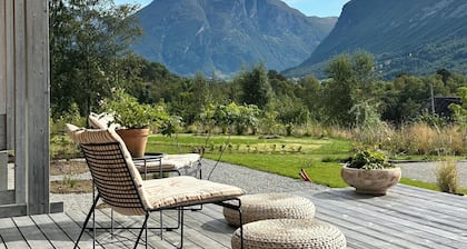 A calm Norwegian home for nature-led stays.