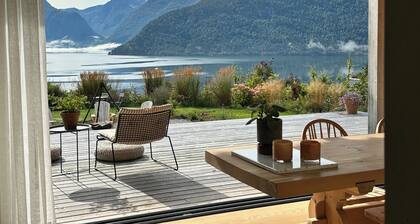 A calm Norwegian home for nature-led stays.