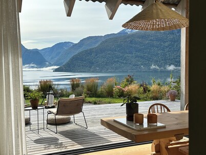 A calm Norwegian home for nature-led stays.