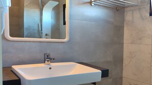 Dusche, Haartrockner, Shampoo