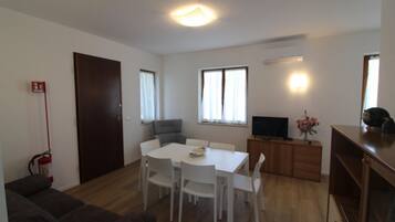 Villa, 3 Bedrooms, Balcony, Garden View | Ruang makan