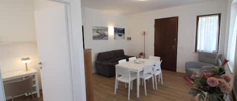 Villa, 3 Schlafzimmer, Balkon, Gartenblick | Esszimmer