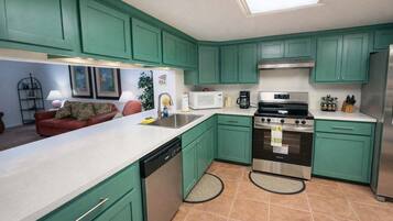 Apartment, 2 Bedrooms | Private kitchen | Fridge, oven, coffee/tea maker, toaster