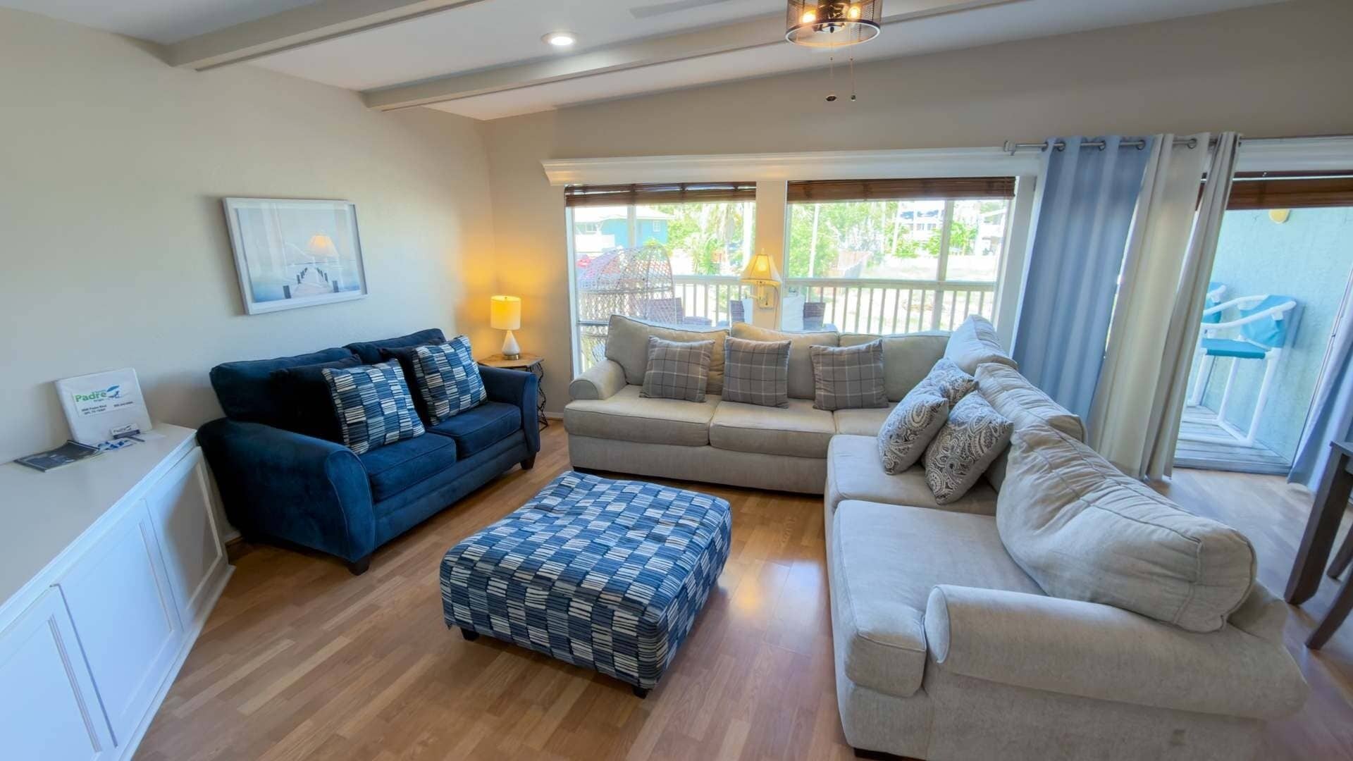 Condo, 3 Bedrooms | Living area