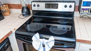 Apartamento, 3 habitaciones | Cocina privada | Frigorífico, horno, cafetera o tetera y tostadora