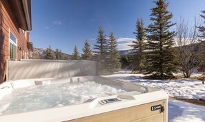 Outdoor spa tub - Big Sky Vacation Rentals: Candlelight Meadows (Big Sky)