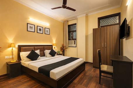 Escritorio, espacio para trabajar con laptop y wifi gratis . A Square Homes & Stay