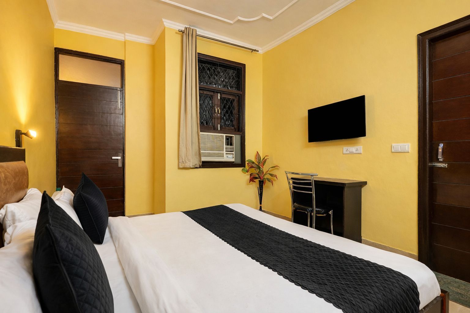 Classic Room, Smoking, Housekeeping | Desk, laptop workspace, free WiFi