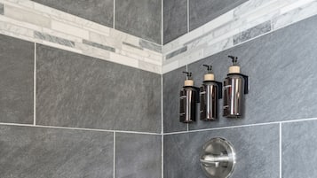 Secador de cabelo, toalhas de banho, sabonete, papel higiênico