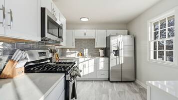 Mikrobølgeovn, ovn, kokeplater og oppvaskmaskin