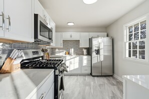 Mikrobølgeovn, ovn, kokeplater og oppvaskmaskin