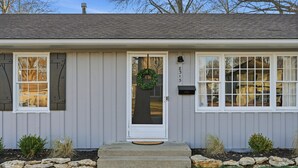 Ein Haus mit Haustür, Briefkasten und der Hausnummer 8315 an der Wand.