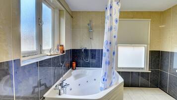 Apartemen, 2 kamar tidur | Kamar mandi | Tisu toilet