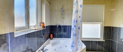 Apartment, 2 Bedrooms | Bathroom | Toilet paper