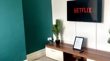 Apartment, 2 Bedrooms | Room amenity
